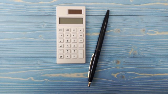 電卓とボールペン